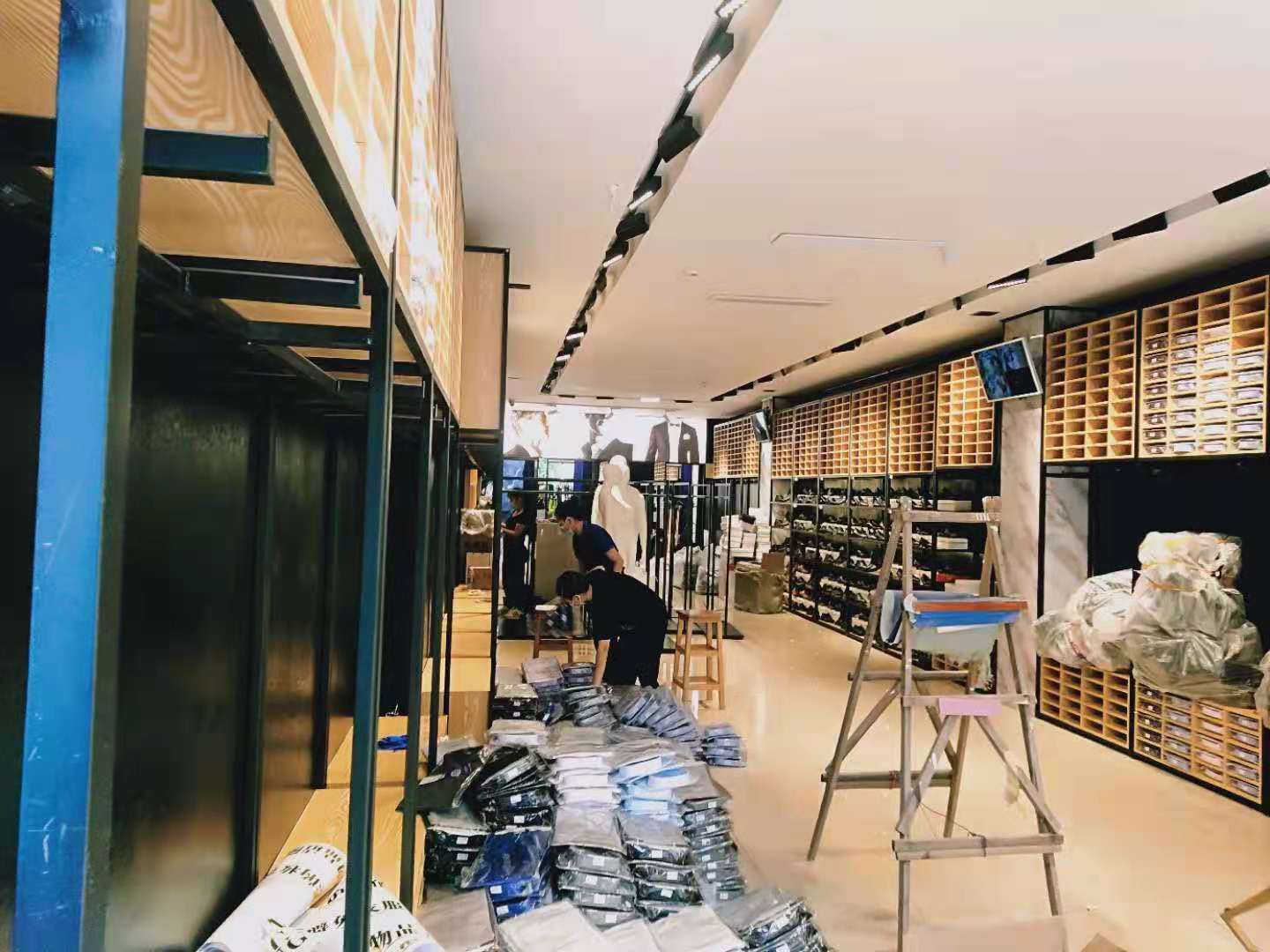 海南服裝柜臺(tái)定制海南展柜廠家