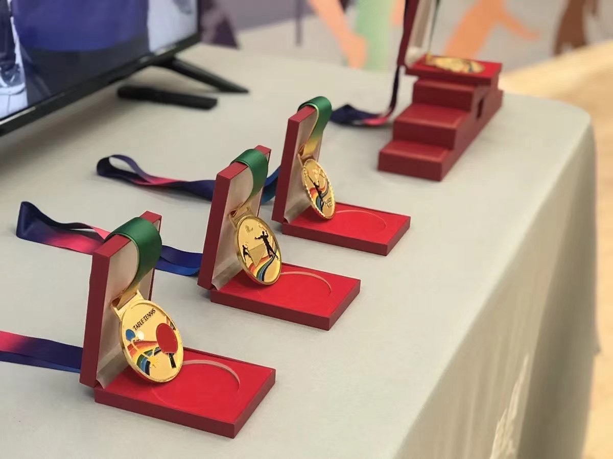 西安獎牌定做，榮譽獎牌刻字，西安木托獎牌獎杯現(xiàn)貨  西安獎牌定做