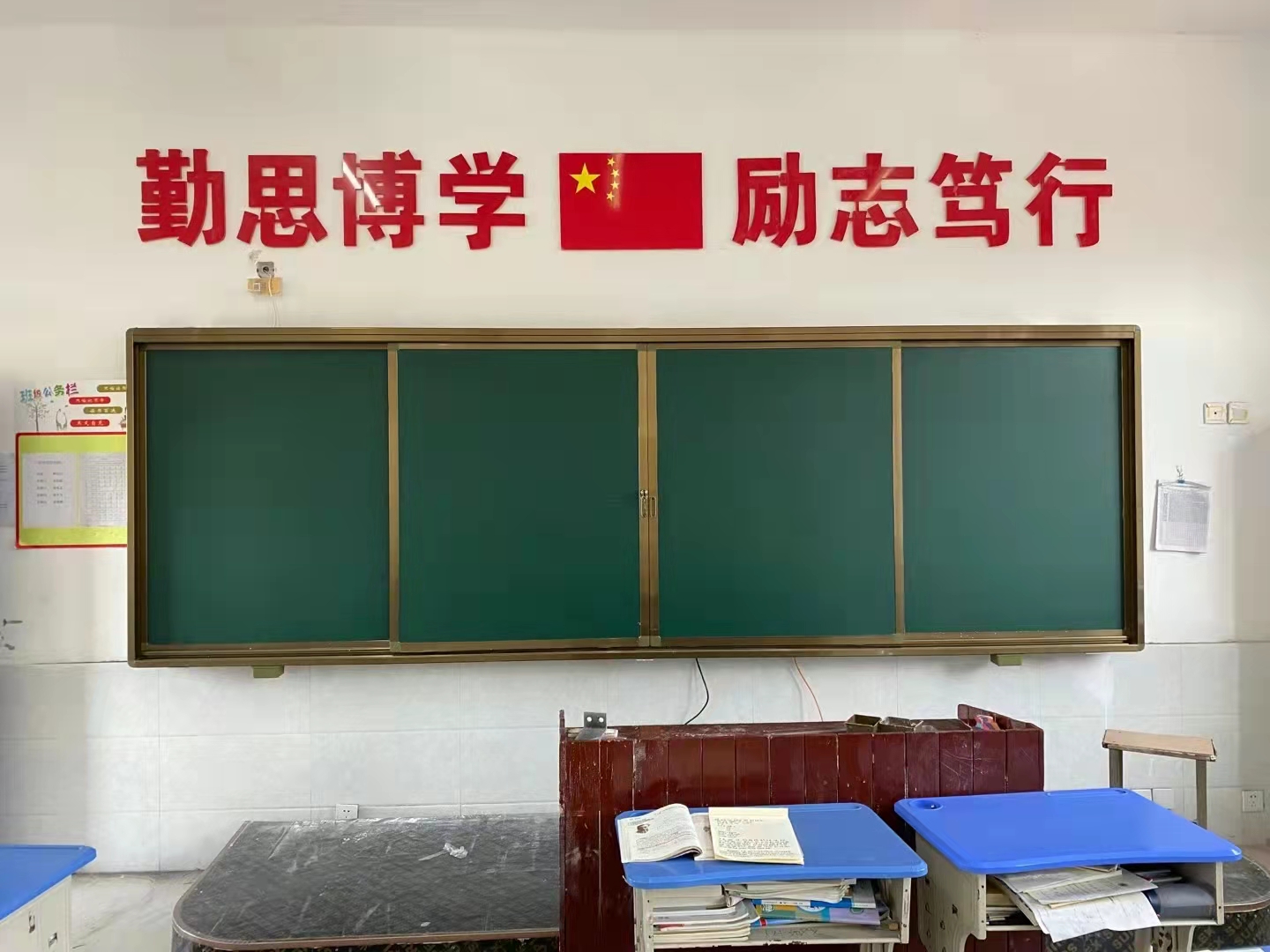 教學(xué)黑板批發(fā)價(jià) 平面黑板價(jià)格 平面黑板價(jià)錢(qián) 平面黑板