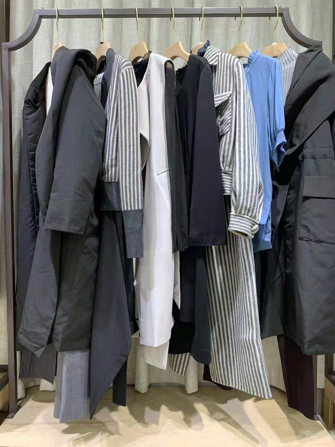 時(shí)尚品牌艾迪潘2022秋冬女裝品牌尾貨一手貨源批發(fā)批發(fā)