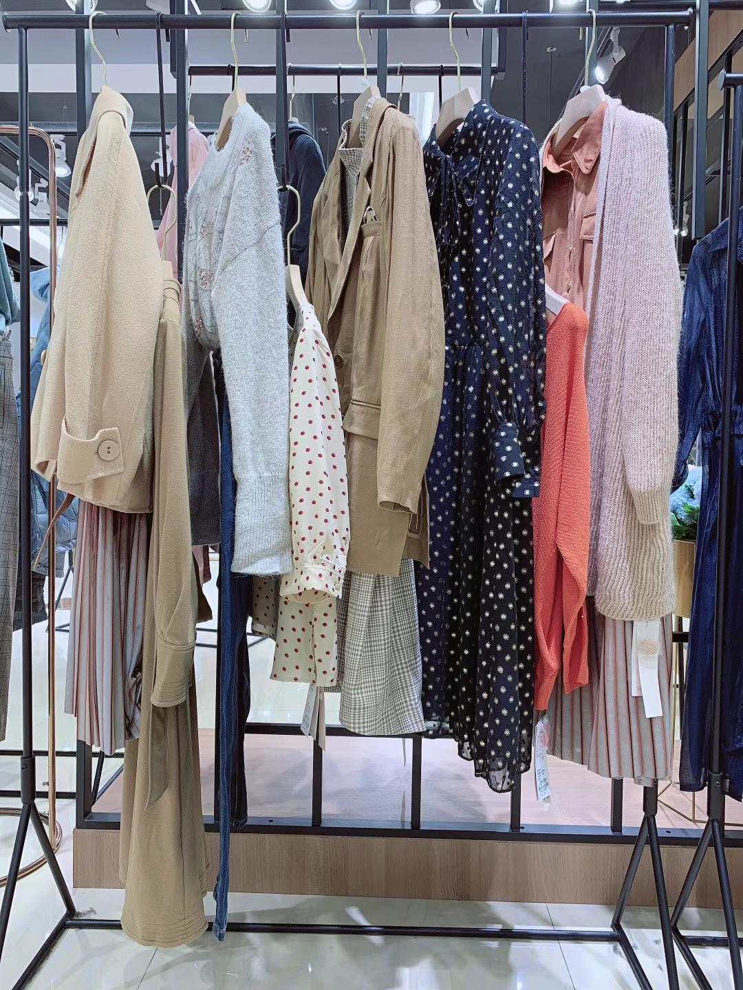 高 端品牌華人杰2021秋冬品牌折扣女裝專(zhuān)柜撤柜走份批發(fā)貨源