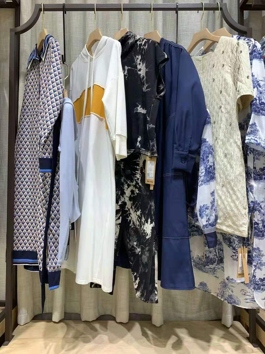國內(nèi)品牌音色秋冬折扣女裝直播貨源走份批發(fā)