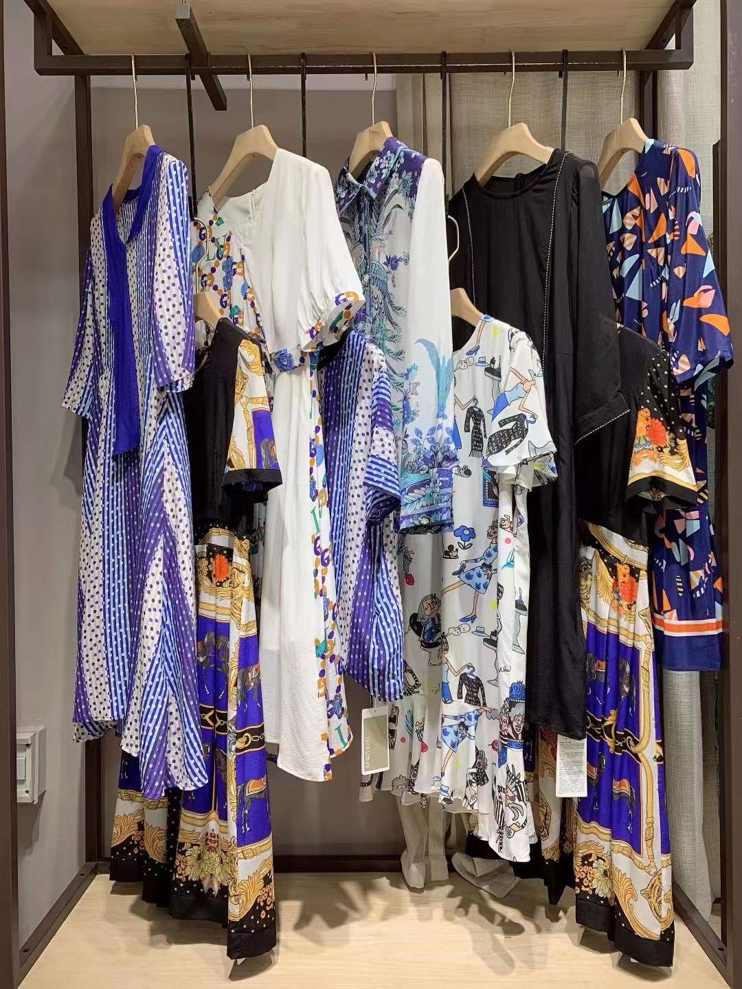 原創(chuàng)設(shè)計(jì)師品牌旨白2022夏女裝折扣尾貨一手貨源批發(fā)