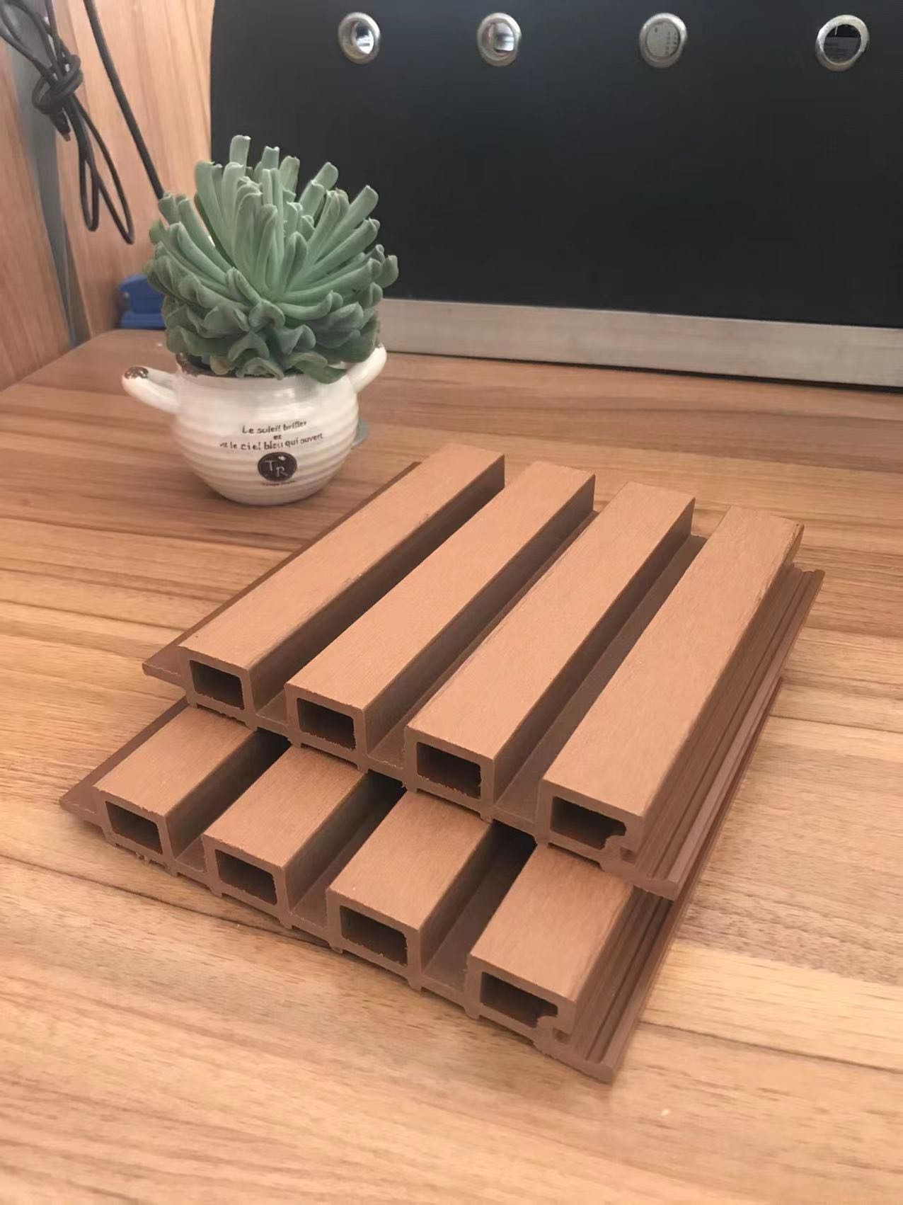 戶外塑木長(zhǎng)城板 木塑格柵墻板 網(wǎng)紅格柵背景墻 抗壓不易變形 愛(ài)瑞德塑木廠家