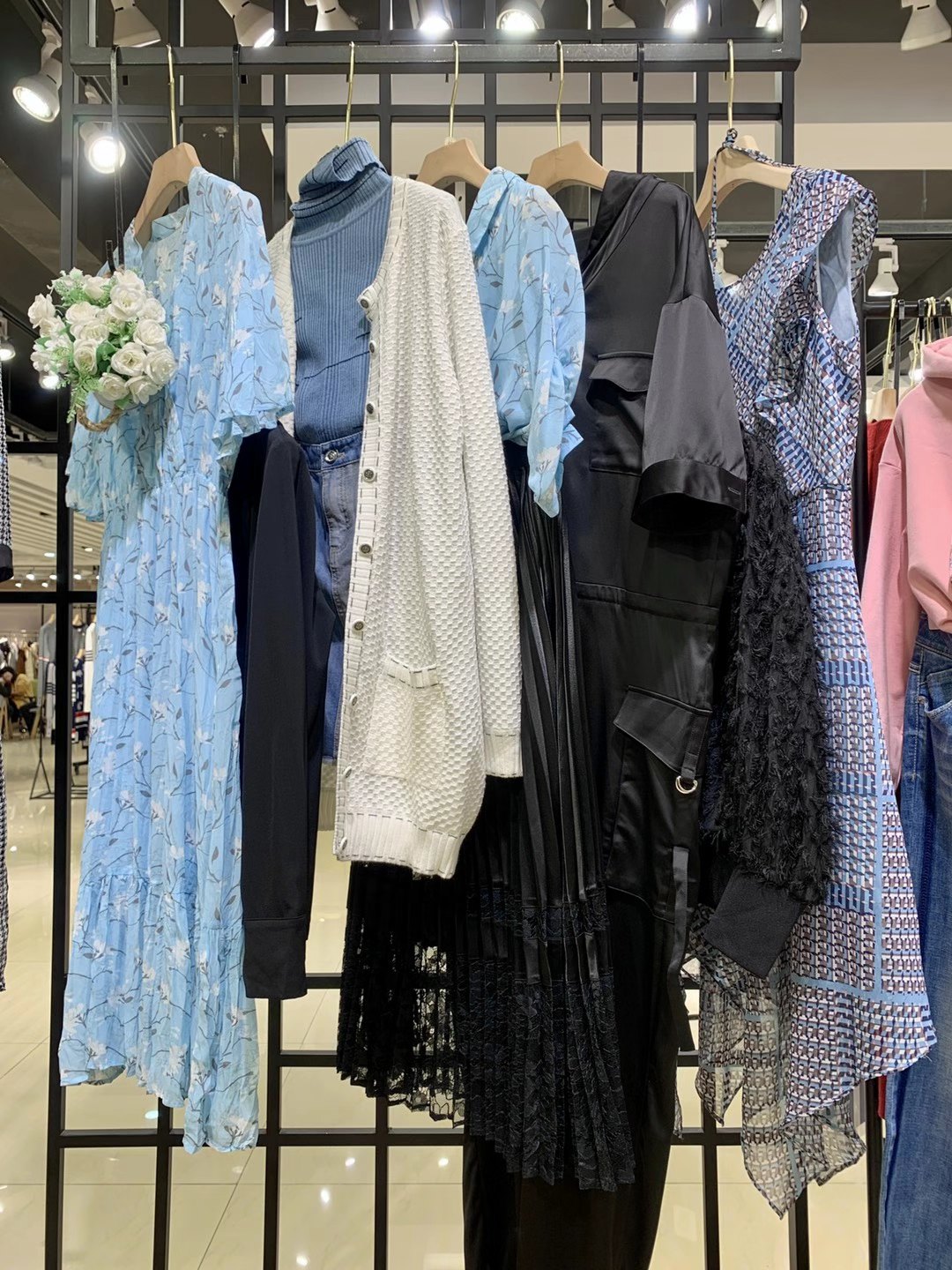 品牌女裝蒂梵茜2022春折扣女裝店尾貨庫存批發(fā)供應(yīng)鏈