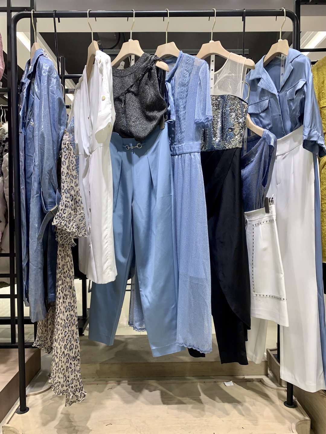 知 名女裝芭蒂娜2022春大 牌品牌折扣女裝尾貨批發(fā)市場(chǎng)