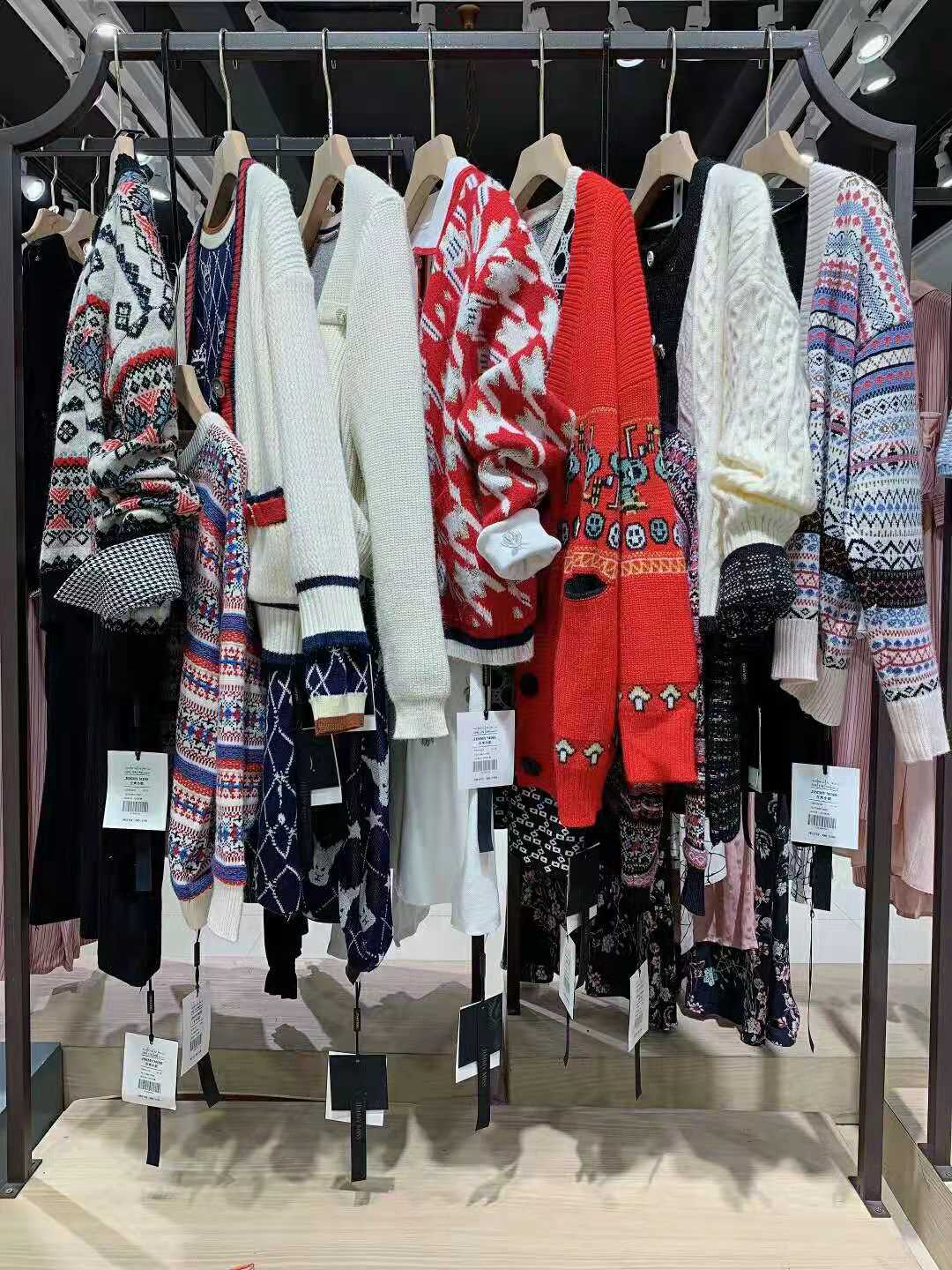 【吉米小姐】21冬輕奢小香風(fēng)品牌折扣女裝店進(jìn)貨渠道 專(zhuān)柜品牌折扣批發(fā)進(jìn)貨地址