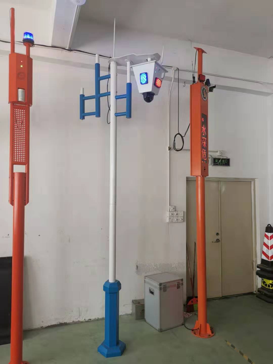 森林防火語(yǔ)音監(jiān)控桿視頻語(yǔ)音宣傳桿 太陽(yáng)能語(yǔ)音提示器 森林消防語(yǔ)音桿