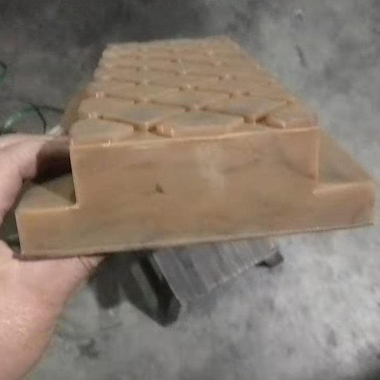 抱磚機(jī)耐磨膠塊哪里有  抱磚機(jī)耐磨膠塊多少錢