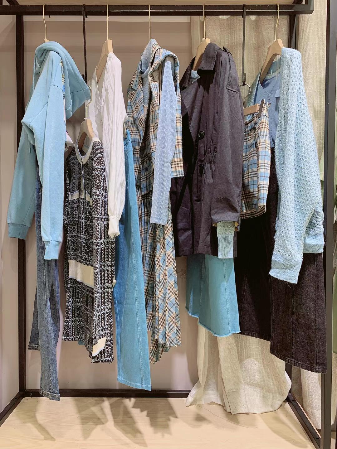 大氣女裝蔓諾蒂2022春夏品牌折扣女裝正品尾貨批發(fā)