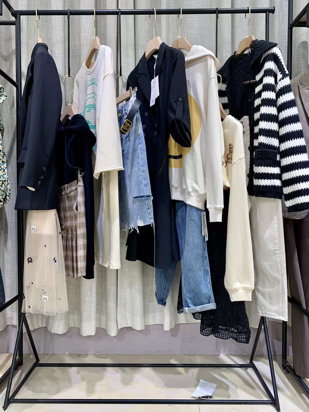 杭州浙江品牌伊納芙2022春品牌女裝折扣尾貨貨源批發(fā)渠道