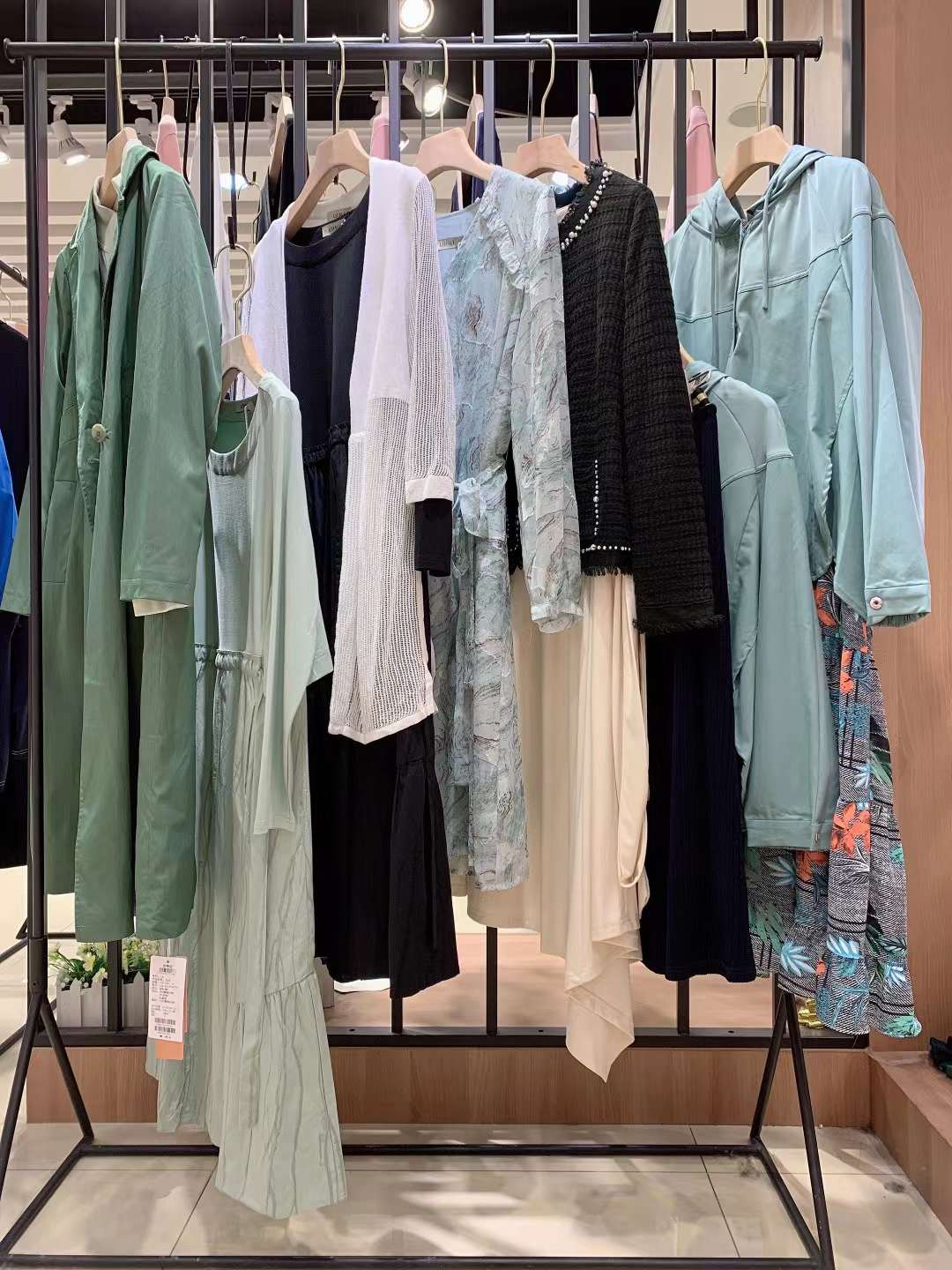 高 檔知 名品牌莉佳麗 2022春女裝庫存尾貨折扣批發(fā)市場