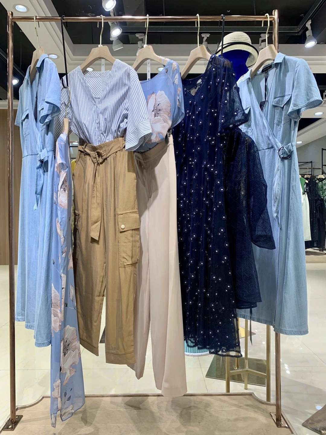 國內(nèi)知 名品牌西娜維思 2022春品牌折扣女裝尾貨批發(fā)貨源