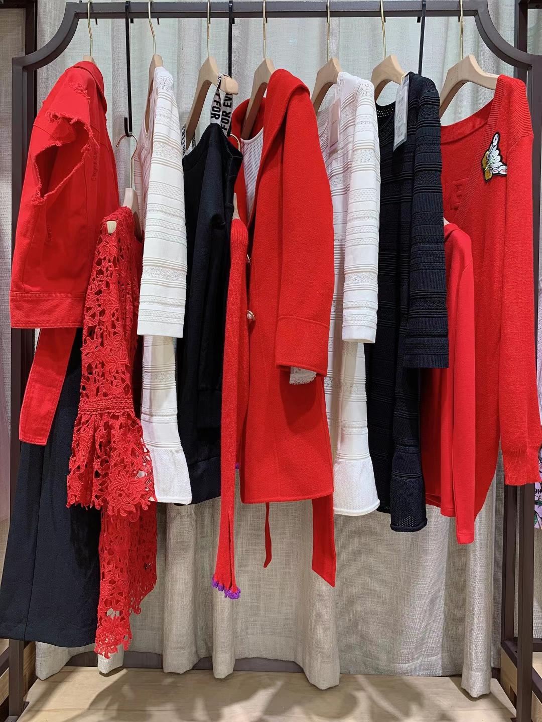 光線花園2021秋香港輕奢品牌女裝折扣一手貨源批發(fā) 抖音快手直播貨源批發(fā)