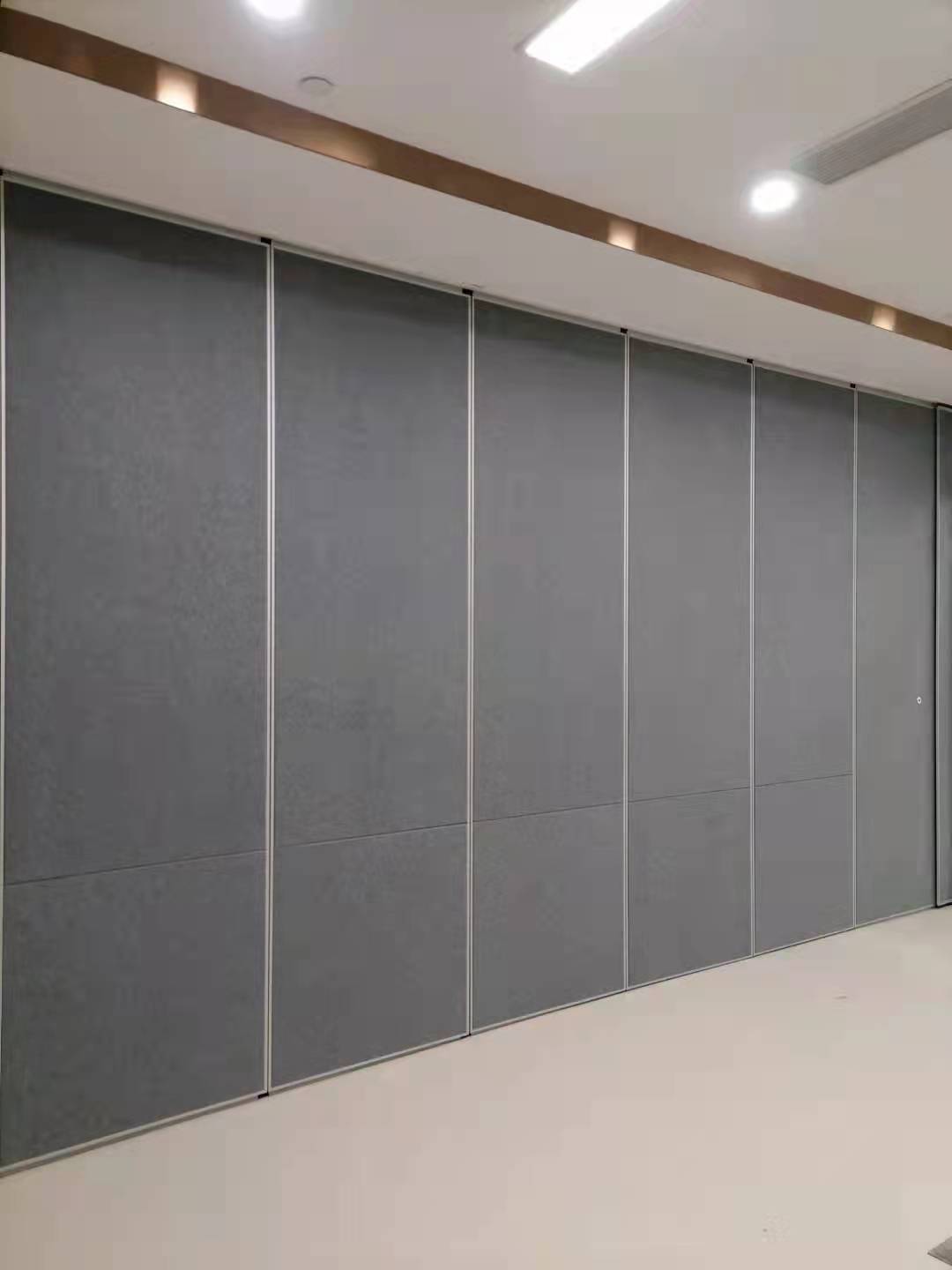 廣州展廳電動折疊門報價，展廳電動折疊門廠家，電動折疊門安裝熱線-佛山市富騰建材有限公司