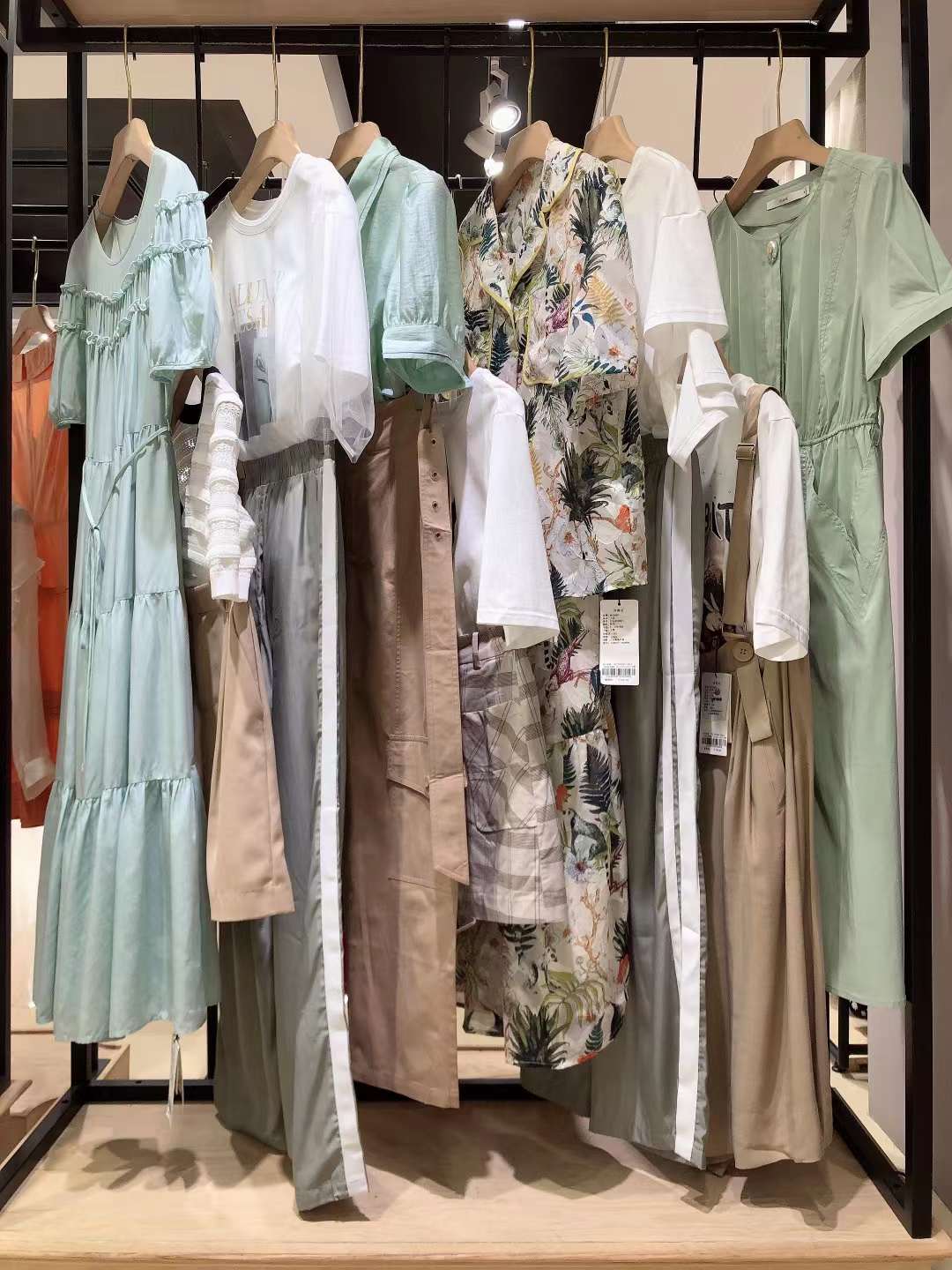 一 線時(shí)尚輕奢大 牌木茜格2022夏當(dāng)季新款品牌折扣女裝尾貨走份批發(fā) 廣州服裝尾貨批發(fā)市場(chǎng)