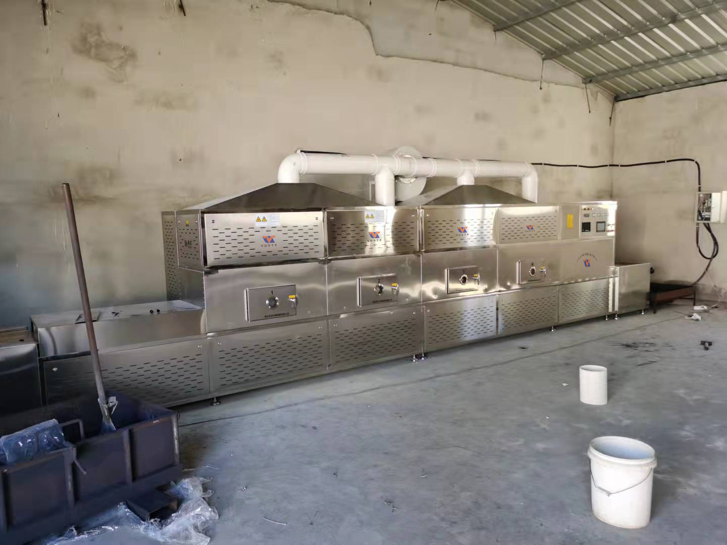 盒飯輸送機(jī) 中央廚房打餐間皮帶輸送設(shè)備加熱效果好 央廚用快速盒飯回溫設(shè)備 盒飯回溫輸送設(shè)備