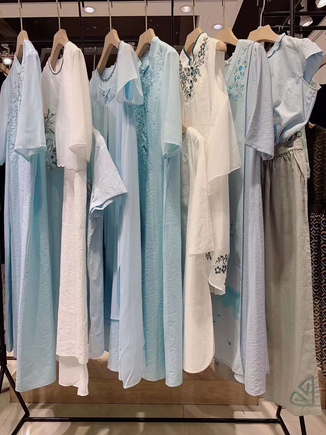 杭州時尚女裝木棉道 2022 夏大 牌女裝折扣尾貨走份批發(fā)