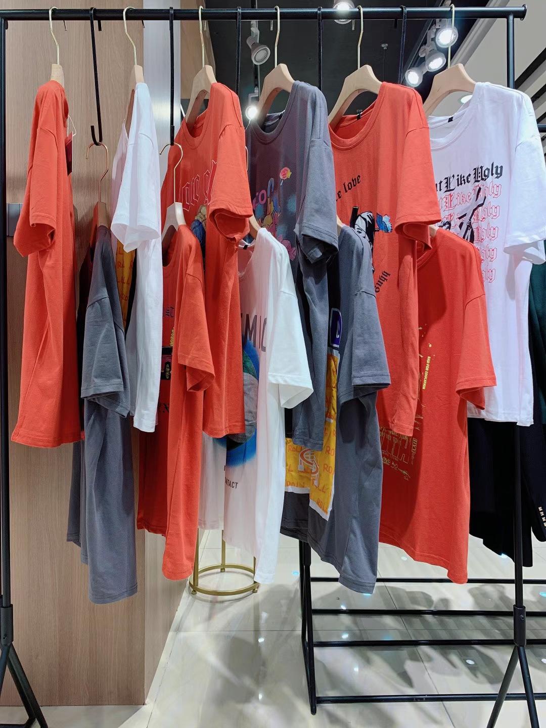 時(shí)尚品牌櫻之美T恤 2022 夏品牌折扣女裝尾貨庫(kù)存批發(fā)市場(chǎng)