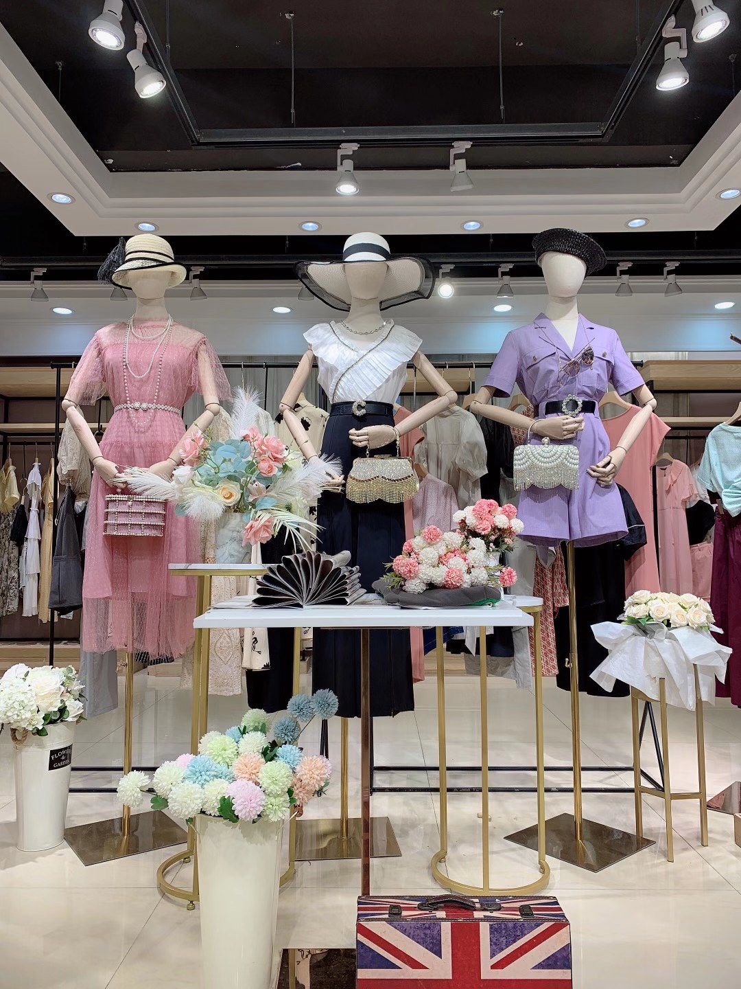 一二線品牌華丹妮2022夏品牌折扣女裝尾貨批發(fā)貨源 時尚女裝尾貨批發(fā)