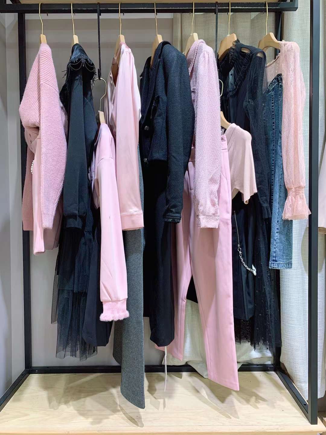 直播實體貨源【魅之女】2022秋女裝品牌折扣批發(fā) 廣州石井女裝批發(fā)貨源一手價格