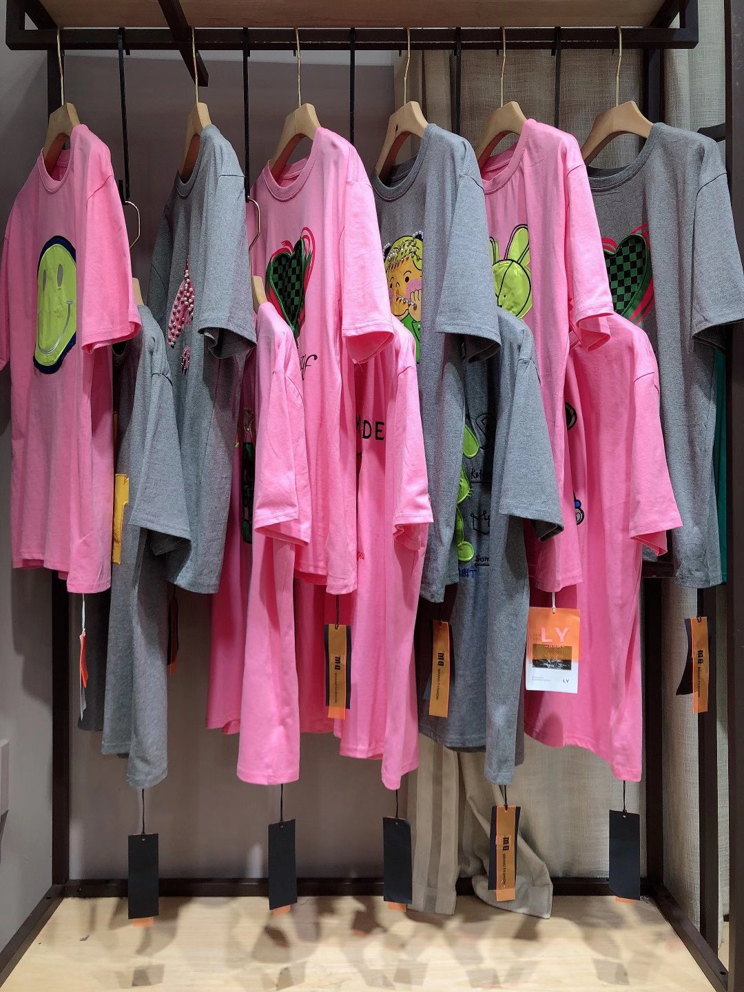深圳品牌熊維尼2022夏一二線品牌女裝折扣貨源批發(fā)