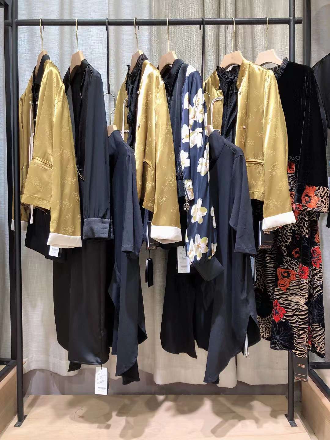 【婕妮熙】2022秋杭州一 線知 名品牌女裝尾貨供應(yīng)?實(shí)體/直播貨源廠家走份