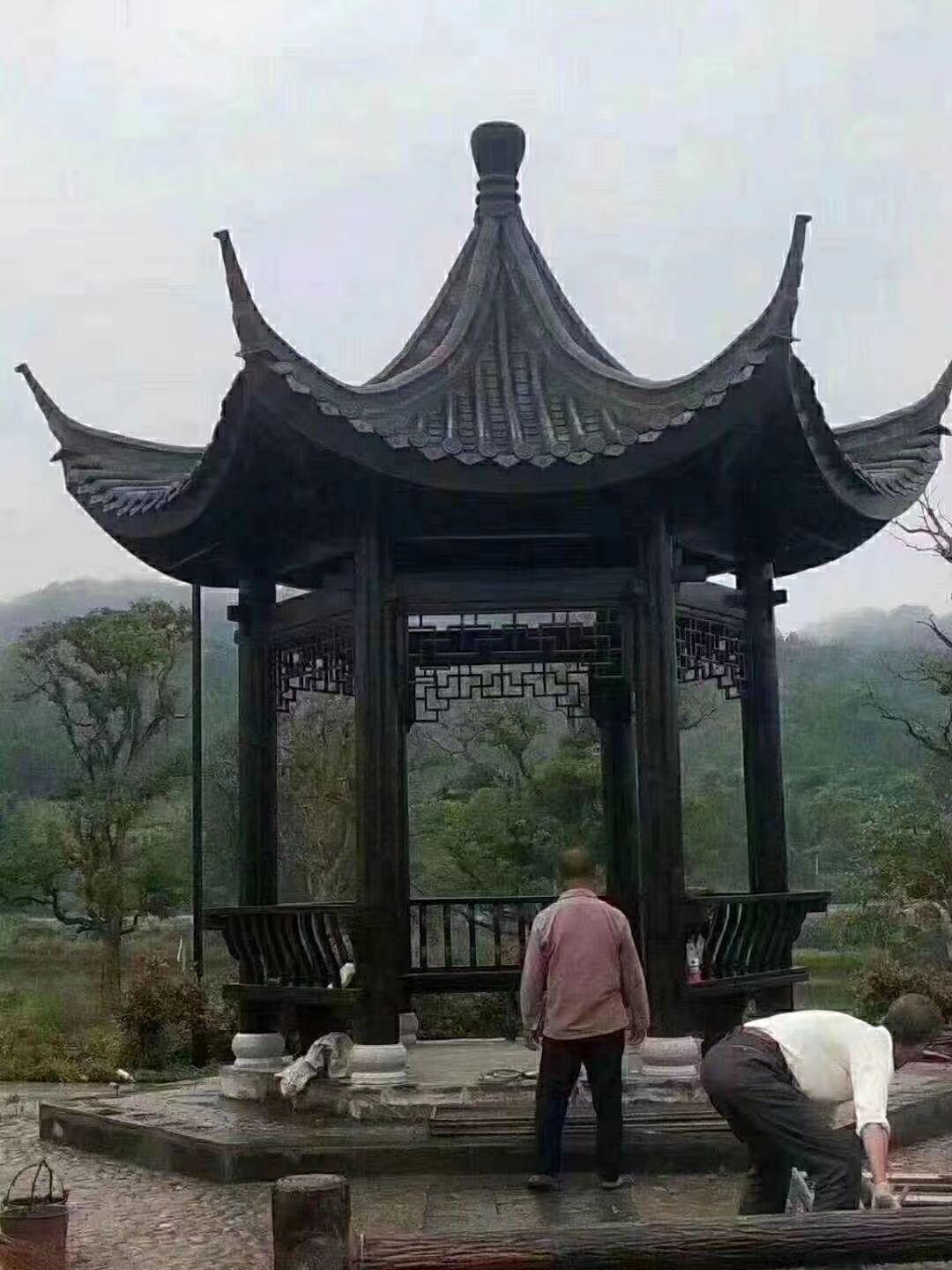 廠家批發(fā)防腐木護(hù)欄古建長(zhǎng)廊仿古雙排柱帶圍欄廊橋高低層木質(zhì)廊橋木質(zhì)長(zhǎng)廊