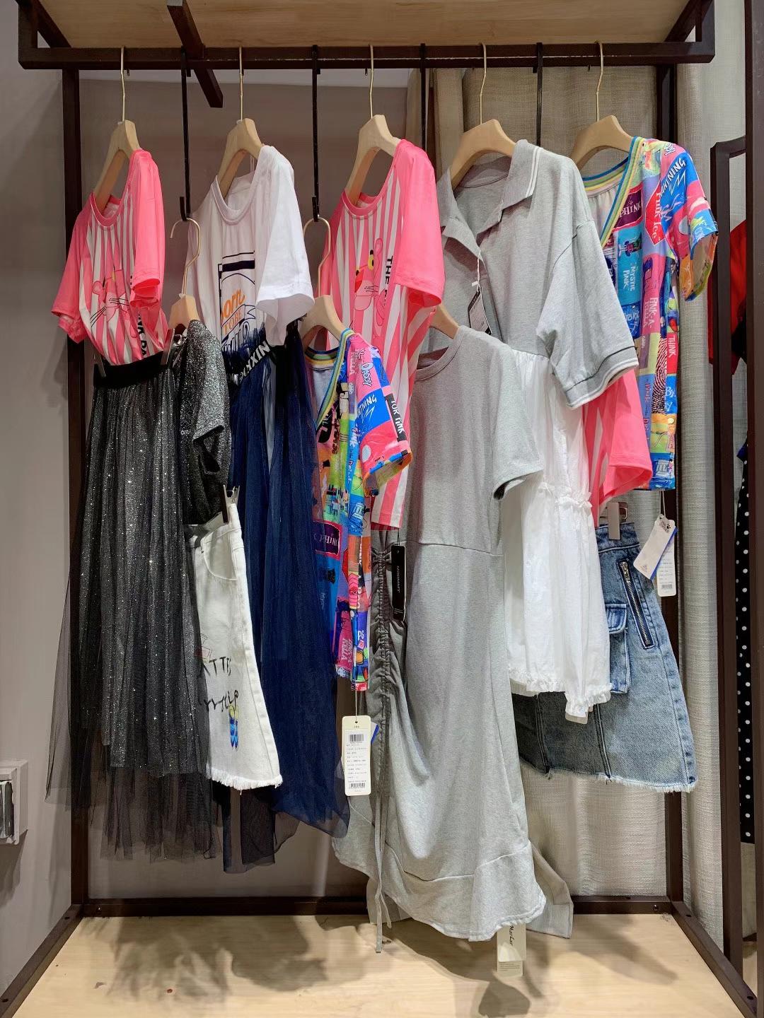 國內(nèi)知 名品牌瑪瑪綈2022夏剪標女裝折扣尾貨批發(fā)渠道