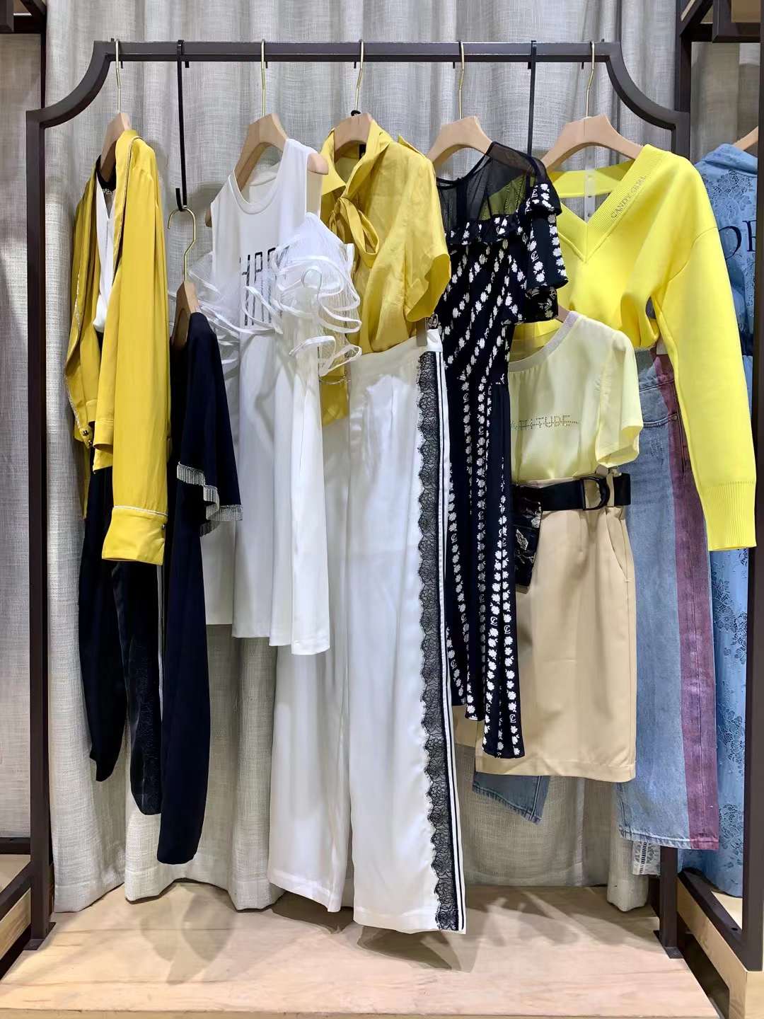 芭蒂娜badi na時(shí)尚品牌女裝走份批發(fā)一手貨源 全國一二線品牌女裝折扣尾貨批發(fā)