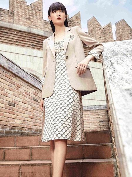 卡其色風(fēng)衣 凡恩2022秋品牌折扣女裝庫(kù)存打包走份