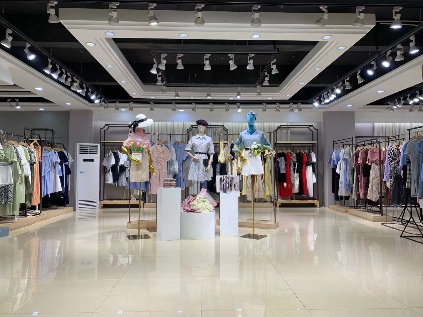 高端原創(chuàng)品牌青葵2022夏品牌折扣女裝尾貨貨源批發(fā)市場(chǎng)