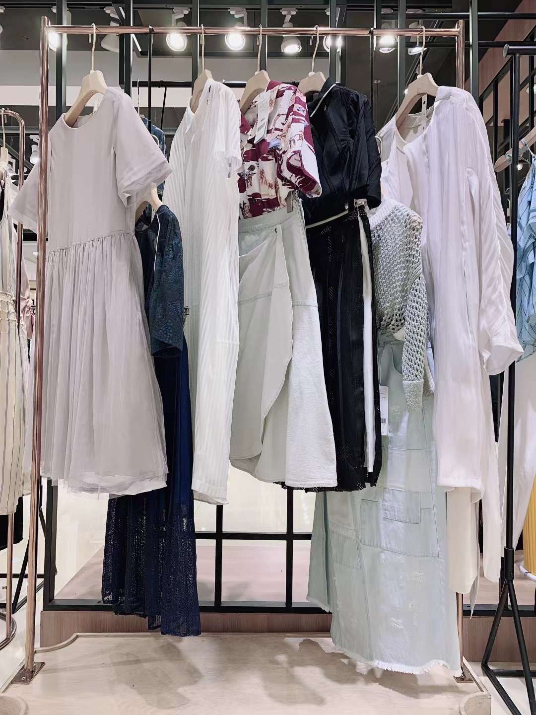 上海品牌 伊迪索2022品牌折扣女裝尾貨庫存一手貨源批發(fā)