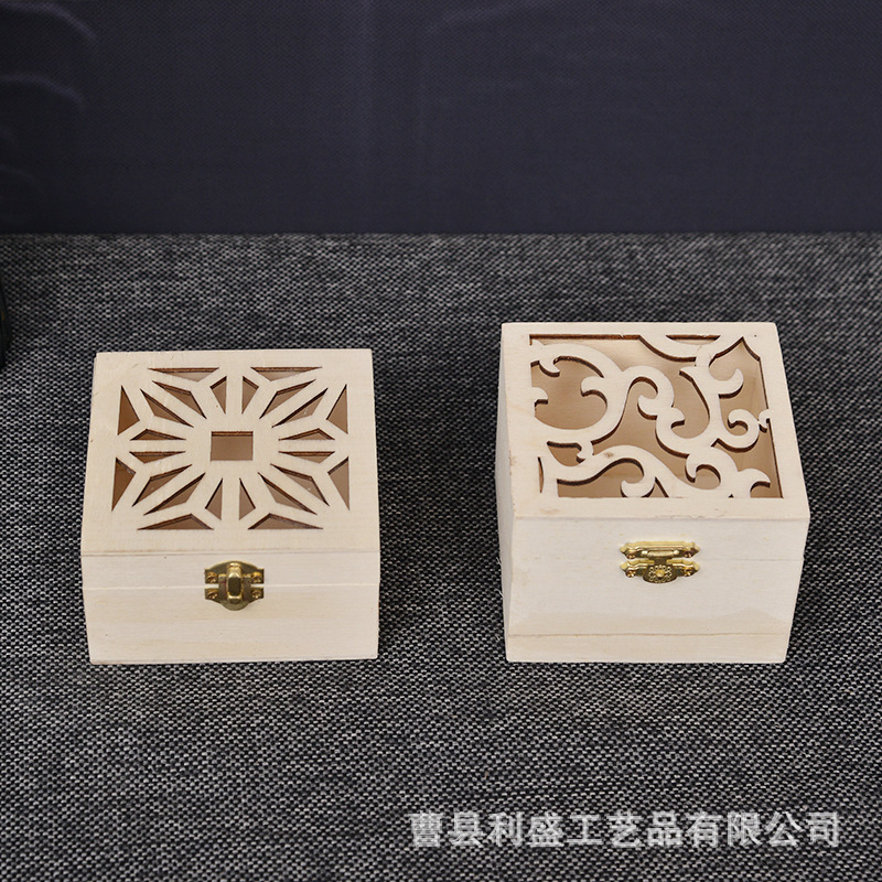 復(fù)古木質(zhì)鏤空首飾盒珠寶玉器手鐲吊墜收藏盒求婚戒指盒首飾禮品盒