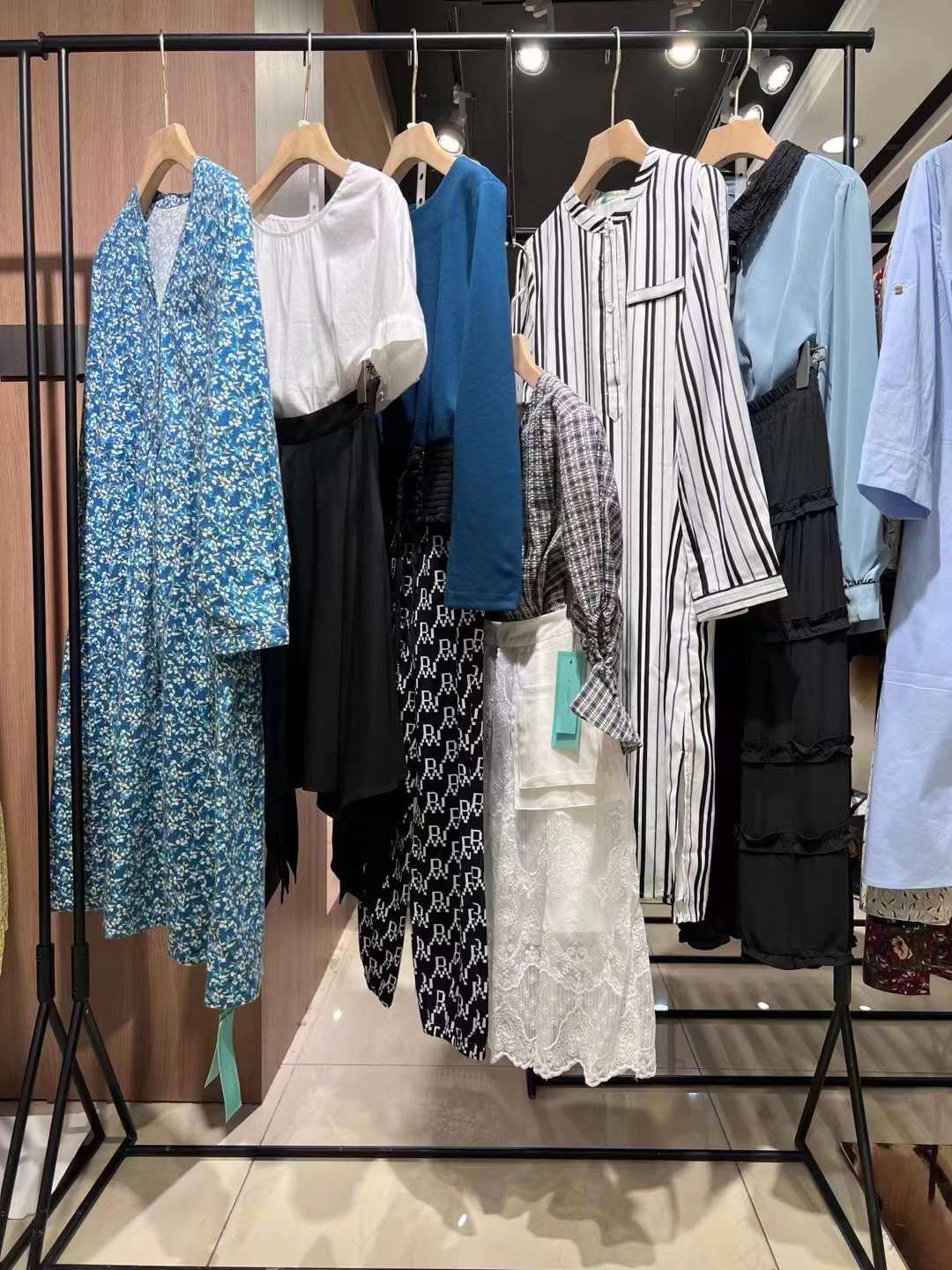 直播實體流量品牌村上春2022秋專柜新撤柜直播品牌折扣女裝庫存批發(fā)
