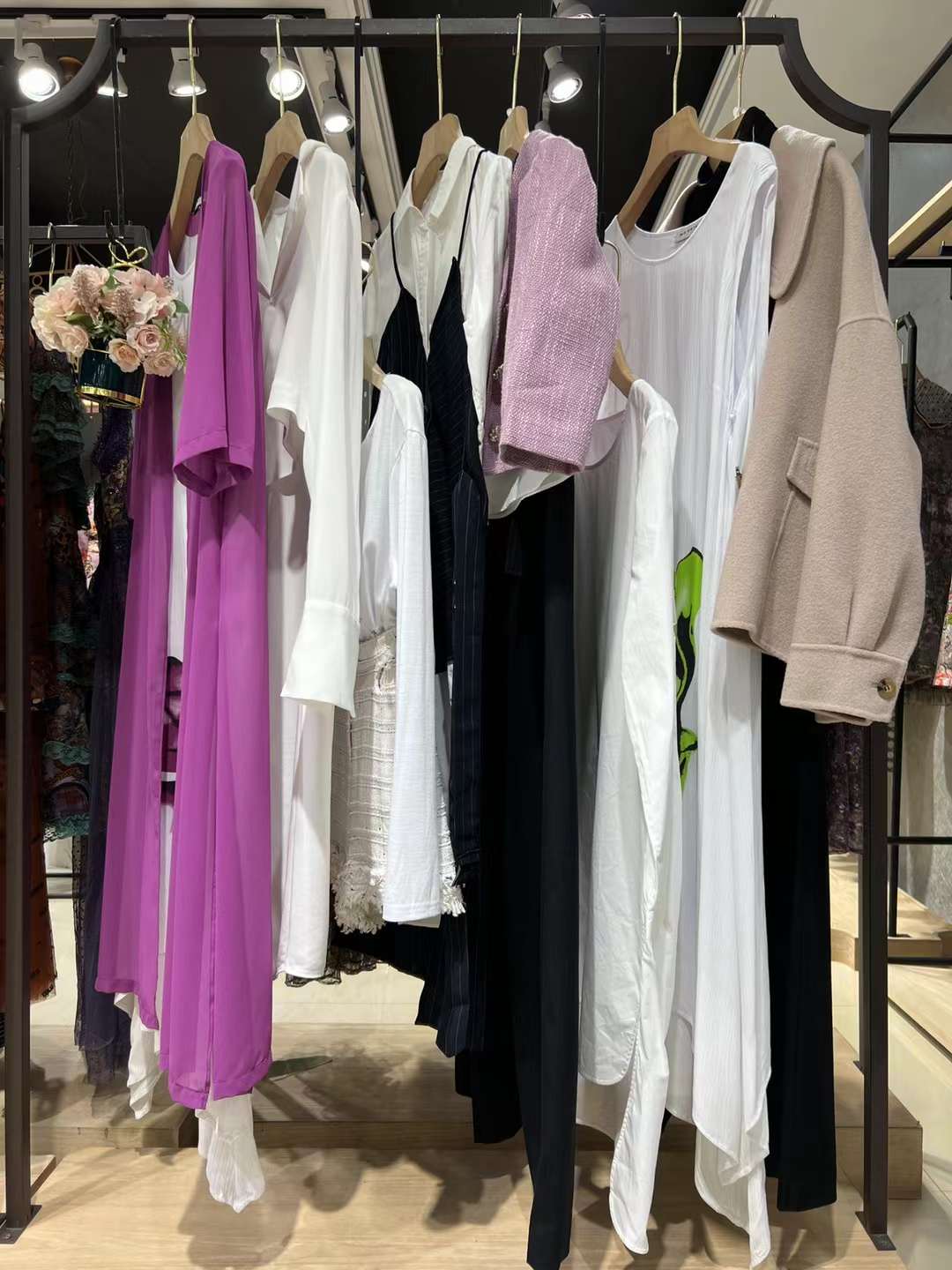 【圖拉】2022秋 深圳高 端設(shè)計(jì)師品牌直女裝播實(shí)體貨源專柜折扣批發(fā)