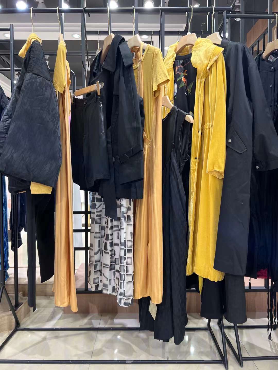 撤柜折扣女裝 云鳳思儒22冬國內(nèi)十 大 品牌女裝尾貨哪一家折扣公司有貨源？