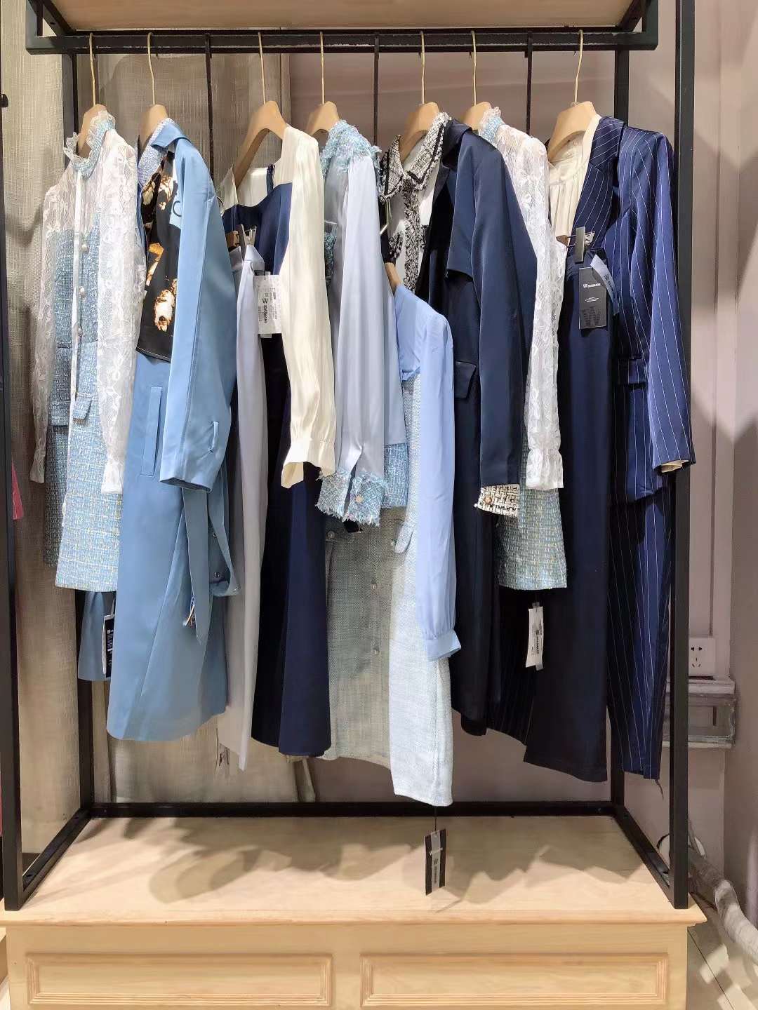 品牌折扣女裝 艾阿瑪尼22秋  直播撤柜品牌女裝尾貨可不可以挑款？