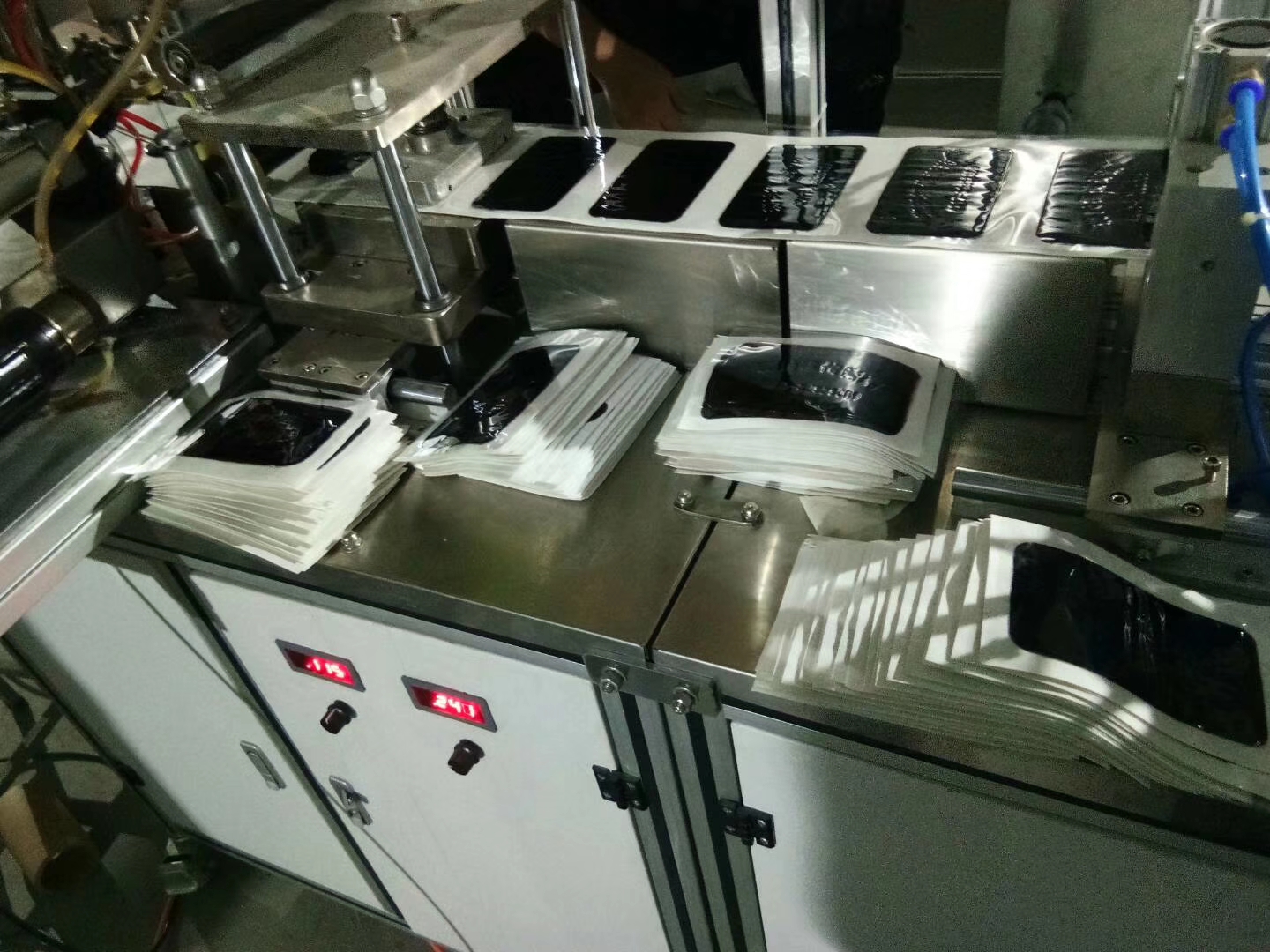 河北滴注線生產(chǎn)商 沖壓成型膏藥貼生產(chǎn)線 多功能 輝恒機(jī)電設(shè)備