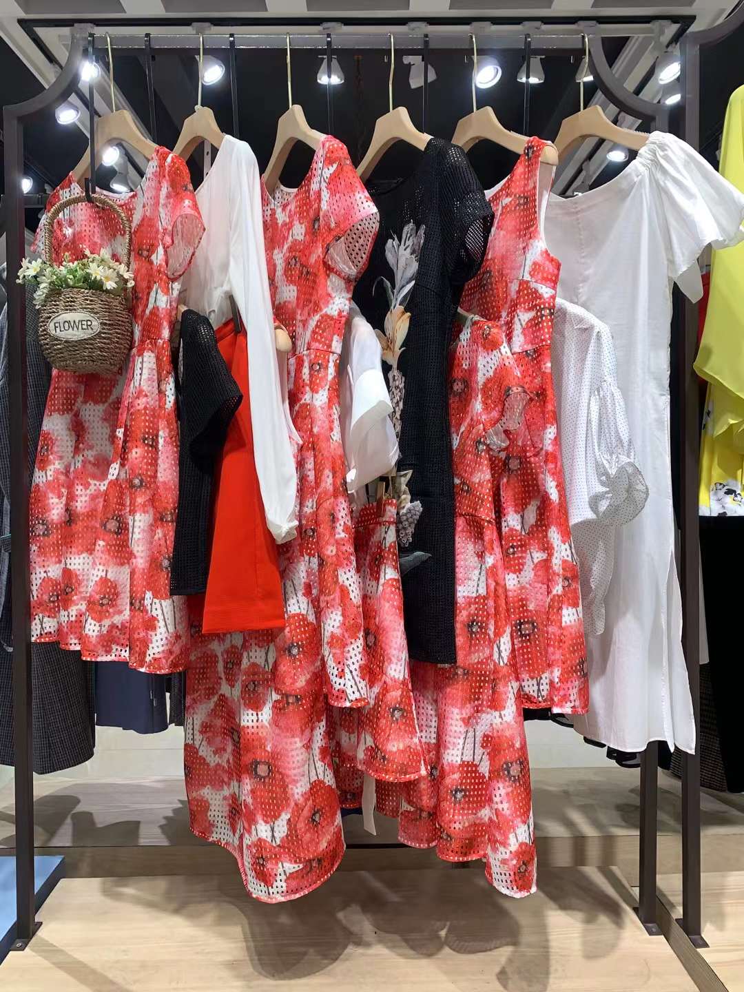 撤柜折扣女裝 朗黛國(guó)際2022剪標(biāo)女裝尾貨一手貨源清倉(cāng)批發(fā)供應(yīng)鏈