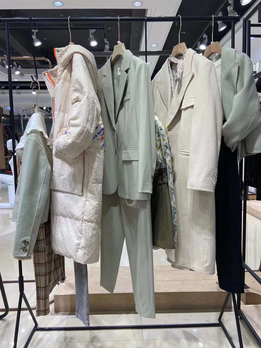 三彩3COLOUR22冬專柜剪標(biāo)女裝折扣店直播折扣一折批發(fā)拿貨渠道