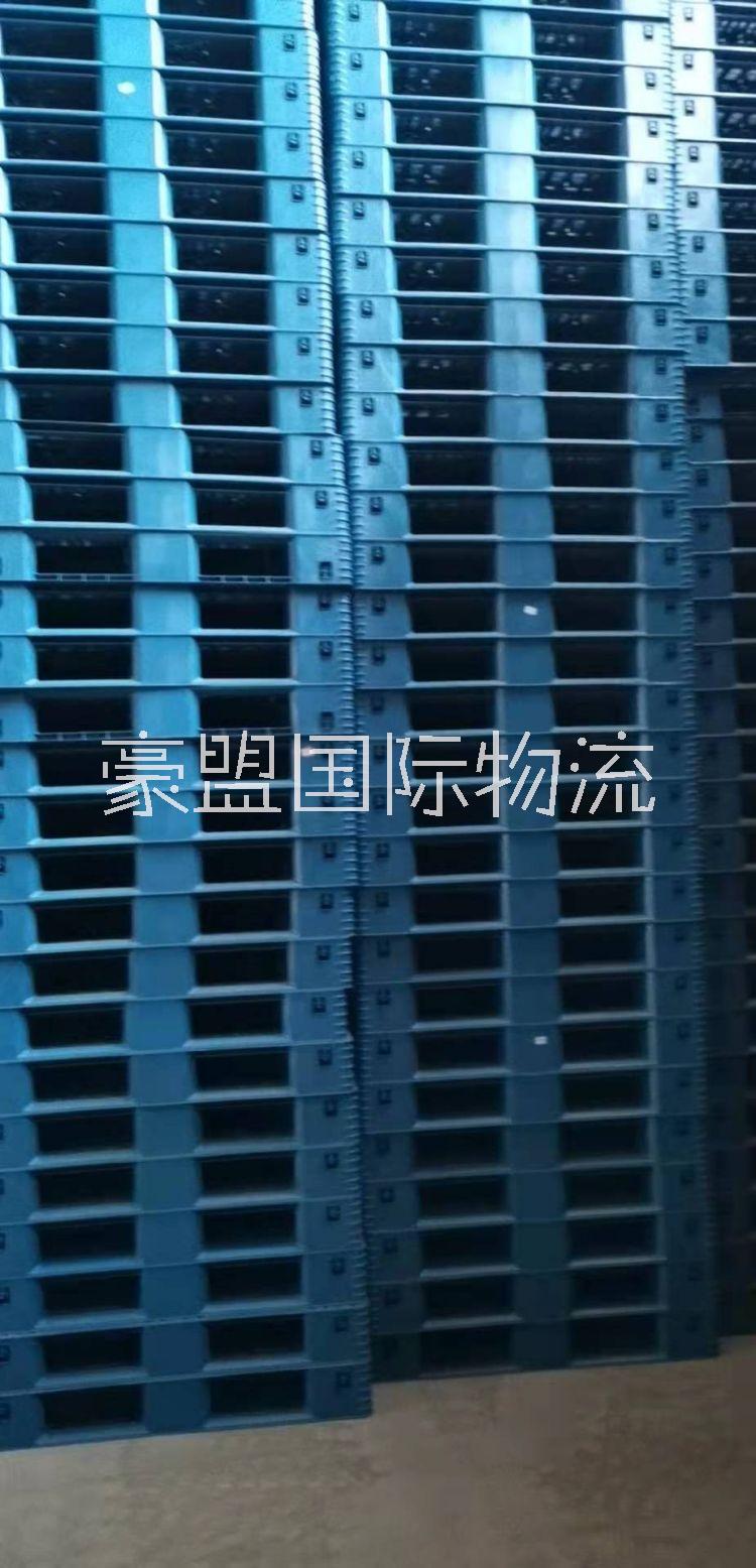 青島黃島二手塑料托盤現(xiàn)貨供應 倉儲用承重兩噸成色新