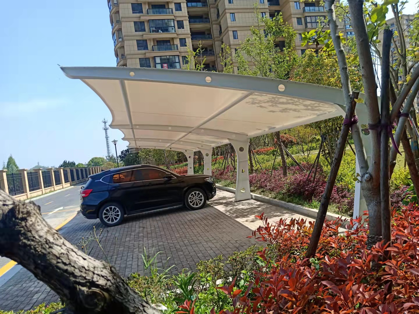 義烏專業(yè)安裝汽車棚膜結(jié)構(gòu)車棚、汽車充電樁車棚安裝便捷