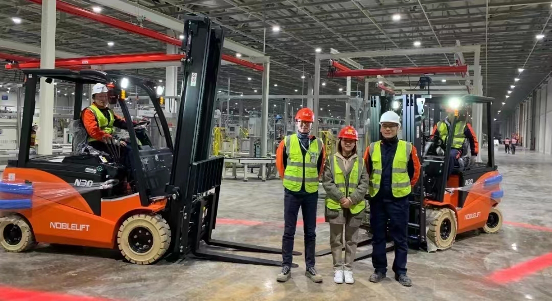 座駕式電動(dòng)叉車 貨物裝車設(shè)備搬運(yùn)堆高