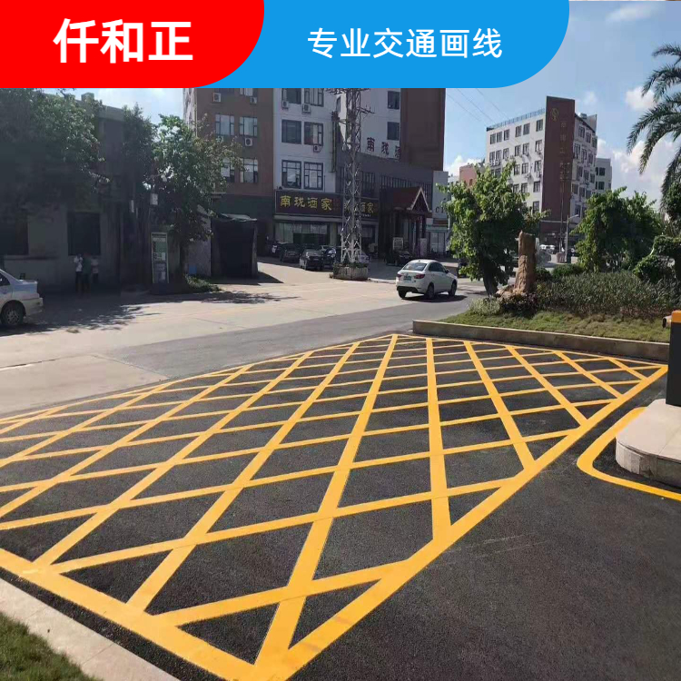 成都市公路劃線廠家 熱熔路面標(biāo)線施工隊(duì) 成都專業(yè)公路劃線隊(duì)伍