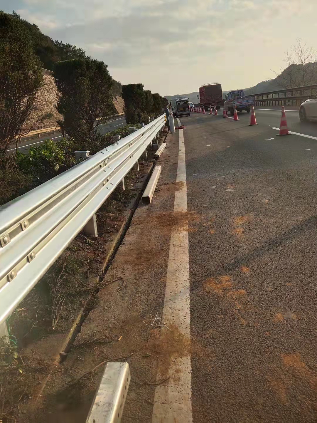 波形護(hù)欄 波形護(hù)欄：保護(hù)行人和車輛安全的道路護(hù)欄