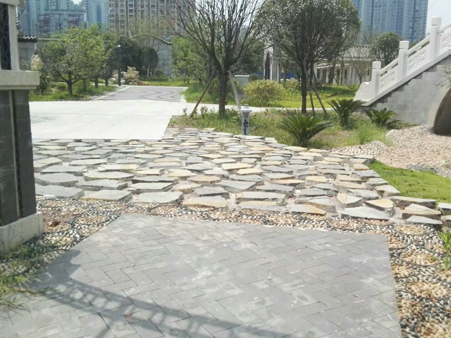 重慶虎皮石供應商   廠家直 供虎皮石優(yōu)惠   承接工程訂單 園林小區(qū)適用 現(xiàn)貨 發(fā)貨快