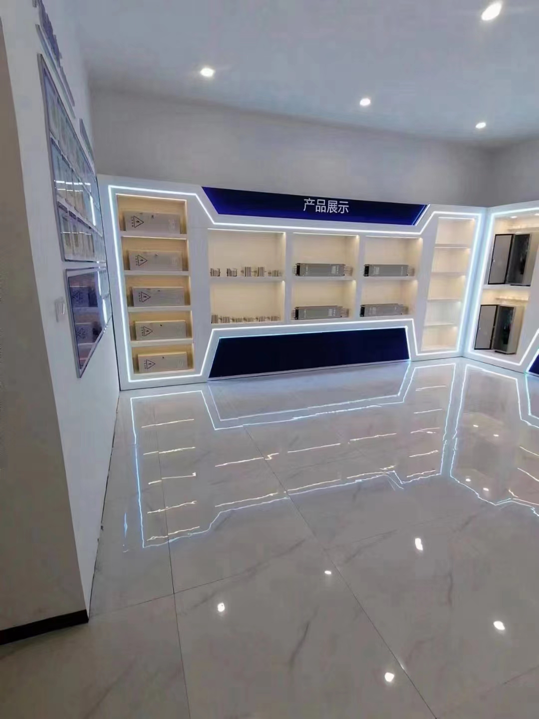 河南烤漆展柜定制-廠家-價(jià)格-電話【鄭州市惠濟(jì)區(qū)中獻(xiàn)貨架商行】