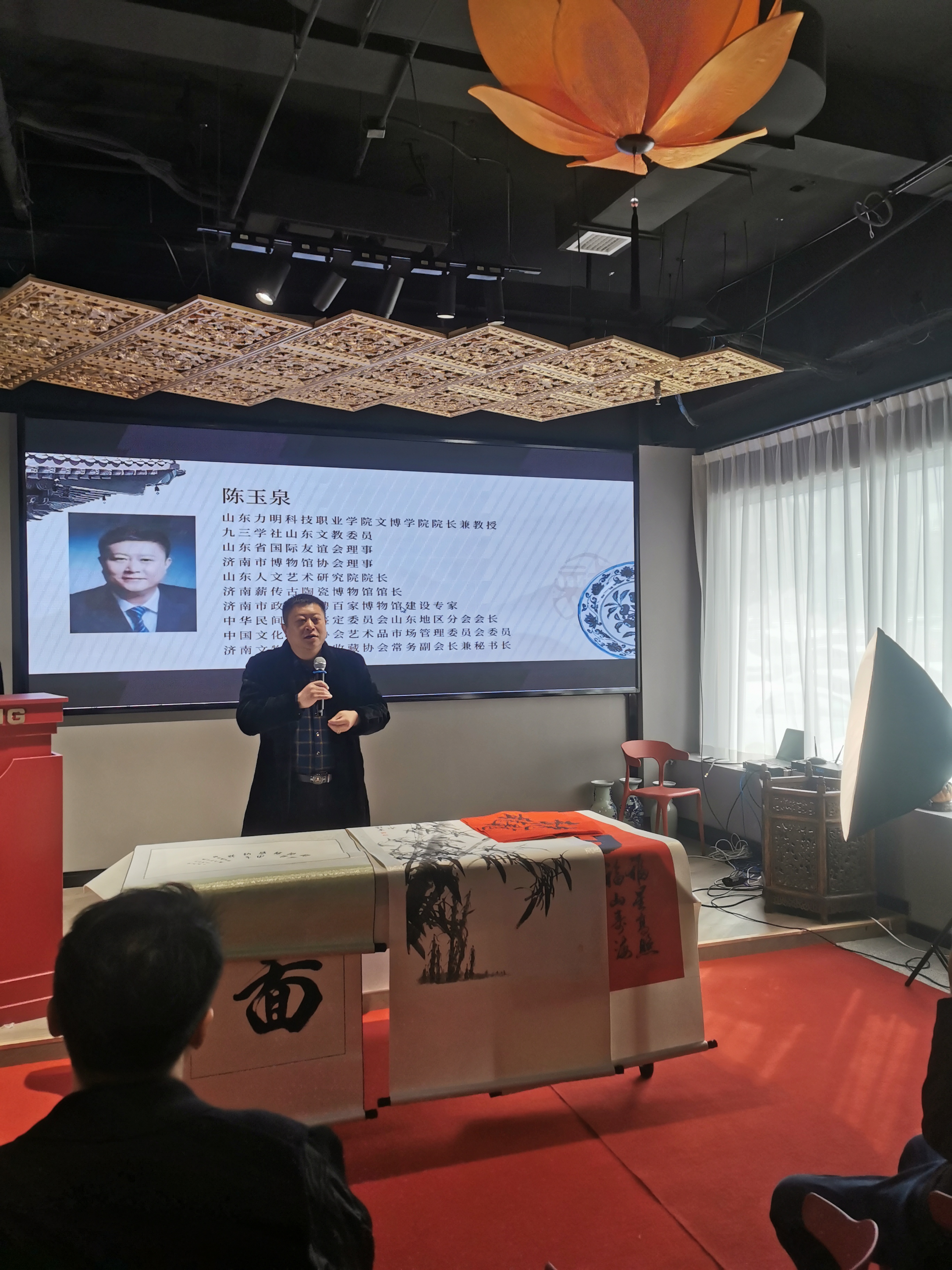 山東濟南鑒定和田玉三多擺件原配紅木低坐價格  專業(yè)玉器鑒定評估服務 古今藝術品真?zhèn)渭肮纼r  濟南玉器鑒定