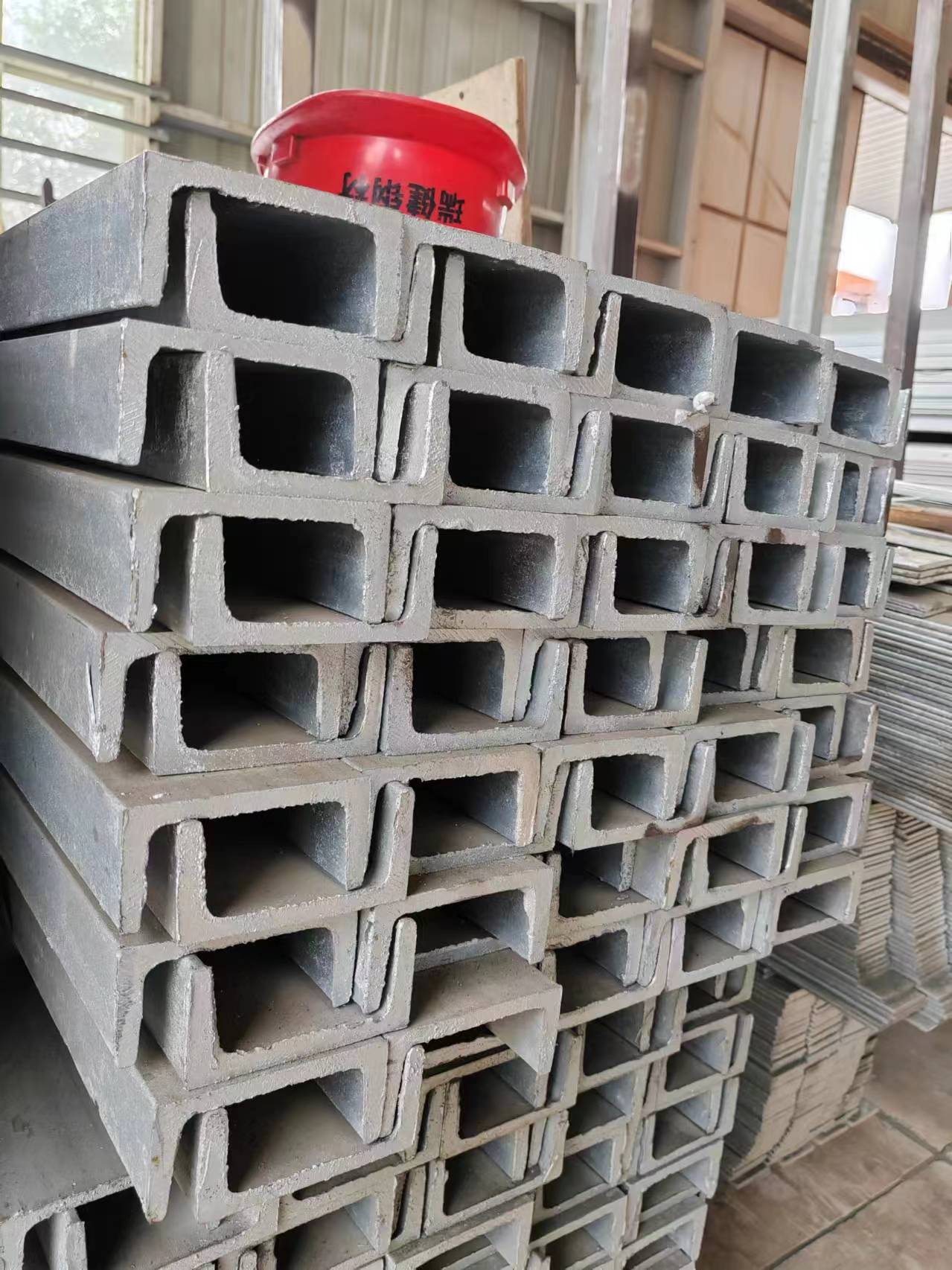 云南槽鋼廠家直銷-廠家價格-廠家批發(fā)【云南鋼偉商貿(mào)有限公司】